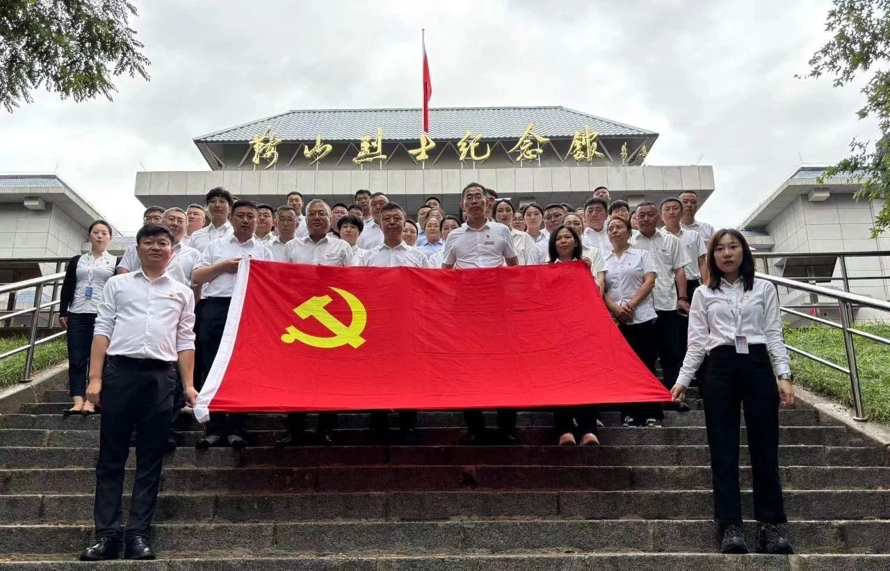 鞍勤集團(tuán)、公服集團(tuán)開(kāi)展“憶初心、強(qiáng)黨性、轉(zhuǎn)作風(fēng)、建新功”慶“七·一”主題黨日活動(dòng)